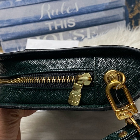💕💕💕SOLD💕💕💕
🤩🤩🤩ORSAY TAUGA GREEN CLUTCH🤩🤩🤩 - Picture 6 of 16